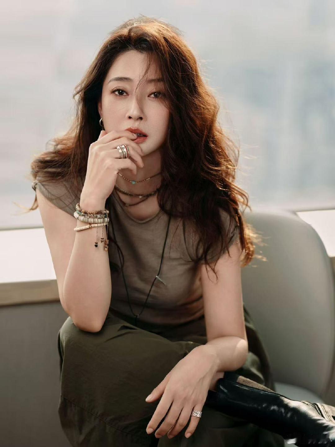 殷桃也要听小说入眠 花儿与少年被这份细心戳到！殷桃靠听小说睡觉，参加花儿与少年，