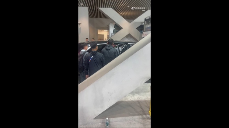 记者：盖伊在搀扶中上车，将前往医院拍片做进一步检查