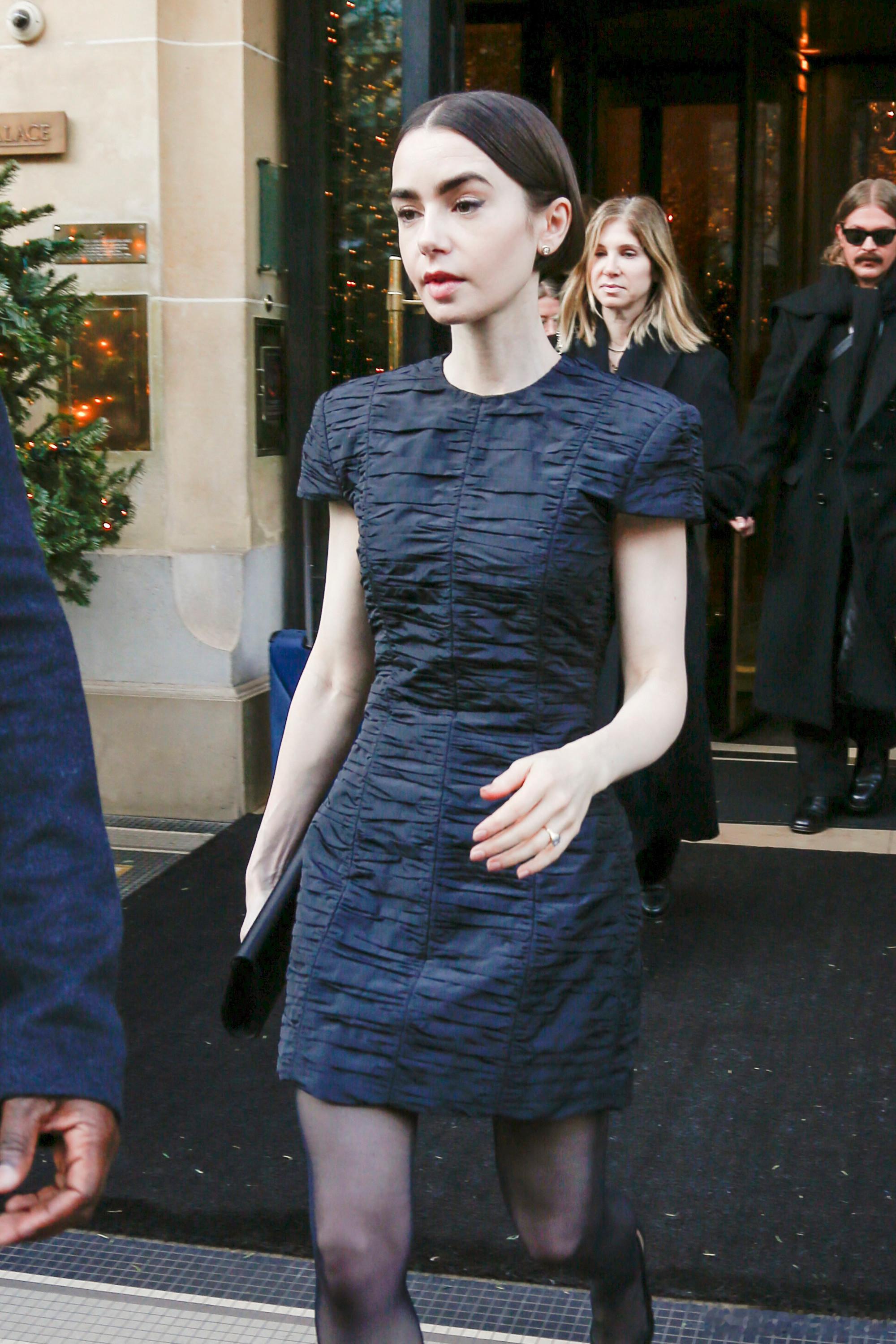 Lily collins莉莉柯林斯在巴黎外出，离开+回到酒店，继续忙着《艾米丽在