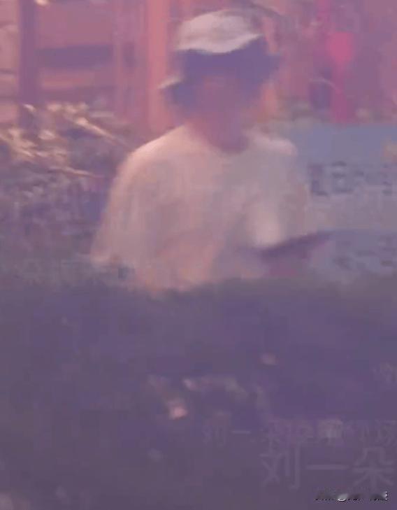 怎么就那么确定是包贝尔呢？画面那么模糊？
是不是包贝尔圈内名声不太好，人们看见个