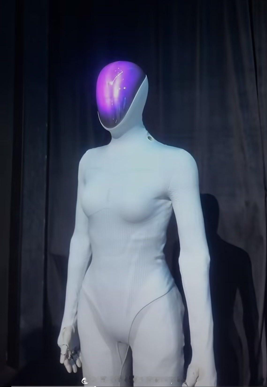 何小鹏做的这个机器人真的好美，有种没有欲望的梦幻感，没有刻板的幼态审美，也没有博