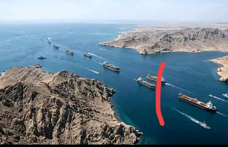 美国和伊朗之间是假谈判，美国没有释放谈判的意愿，只是一味的施压，威胁制裁。封锁霍