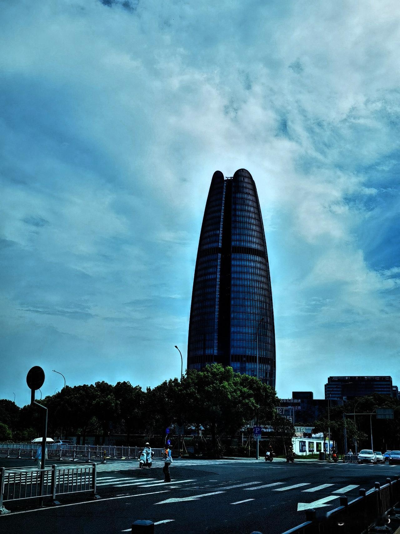 去鼓楼的路上，随手定格下沿途的城景。

高耸的财富中心“玉米楼”绝对是天际线的标