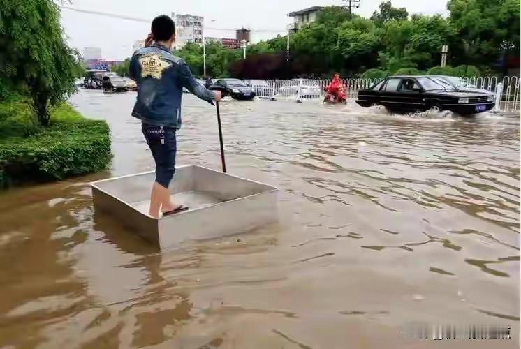 广东暴雨可太坑人了！2026年5月14日下午，佛山一个铝型材厂老板眼睁睁看着积水