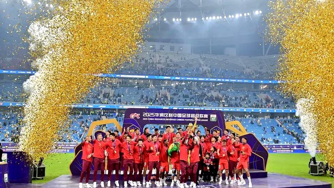 海港三连冠，朋友圈却安静得像被集体禁言。按惯例，冠军晒图，同行排队点赞，这回只剩