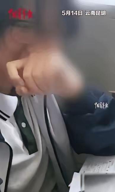 这个昆明初二女生，真的挺厉害。

课间只有十分钟，她却用几十支签字笔，徒手搭出了