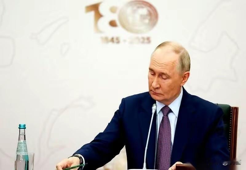 今天普京这番话，翻译过来其实就三句：
仗，我快打完了。
地，是我的了。
你们，谁