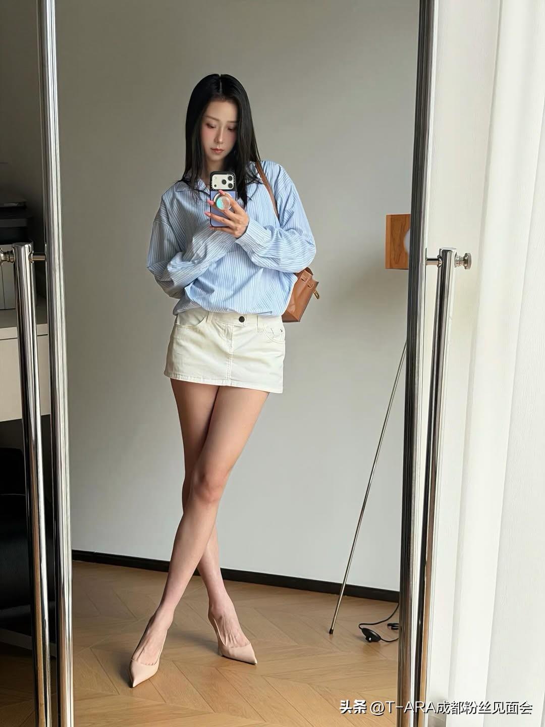 清新穿搭指南：蓝白条纹衬衫+米色短裤，轻松自在，元气满满！时尚穿搭 大长腿 漂亮