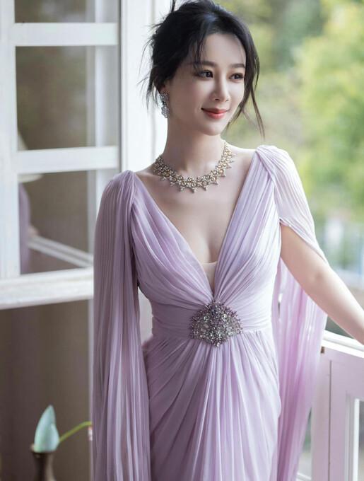 杨紫身材被低估，她穿深V薄纱连衣裙秀事业！美丽得令人难以置信