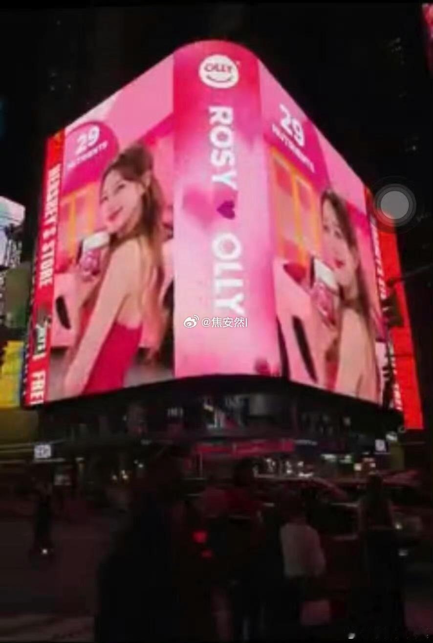 OLLY给赵露思安排的全球地广来了纽约时代广场的大屏耶 