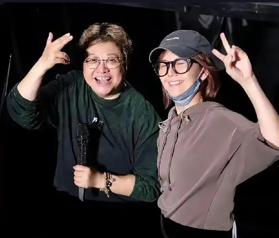 韩红演唱会披露孙燕姿匿名捐款超千万，媒体热议公益善行背后的平衡之道。
近年来，韩