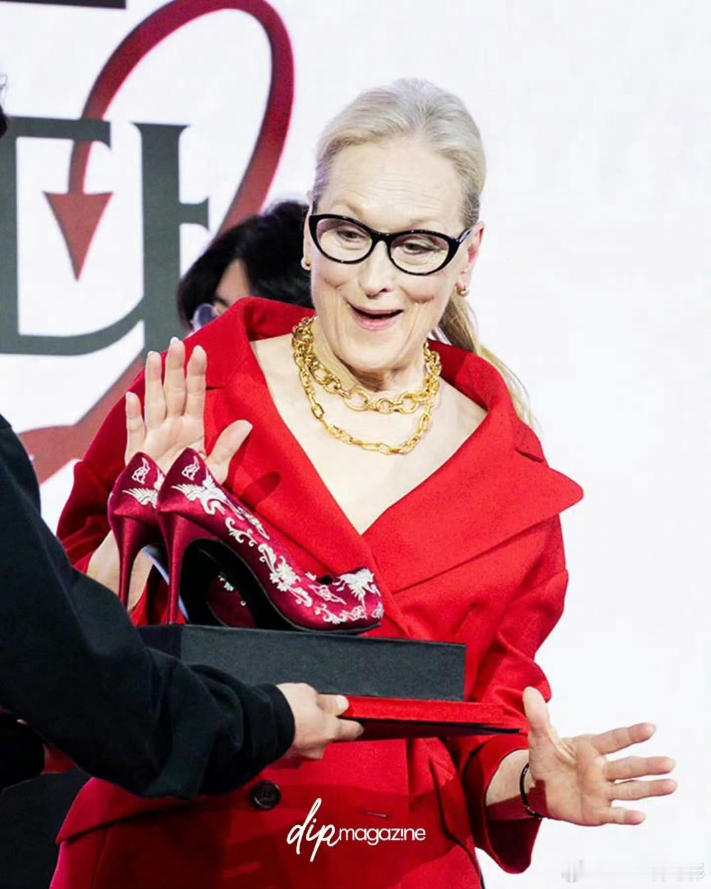 这鞋，不知道该怎么说了安妮海瑟薇在韩国收到绣花高跟鞋我在微博聊电影