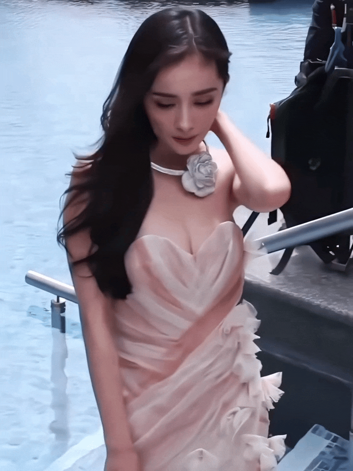 好久没发杨幂了，大幂幂也好久没出来活动了，想看美美的杨幂！