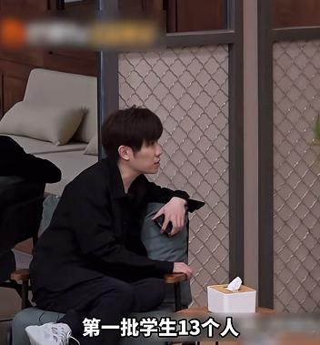 徐良说“我现在就带学生，给他们上课，我每天上课的所有的课的流程就是听每个人今天写