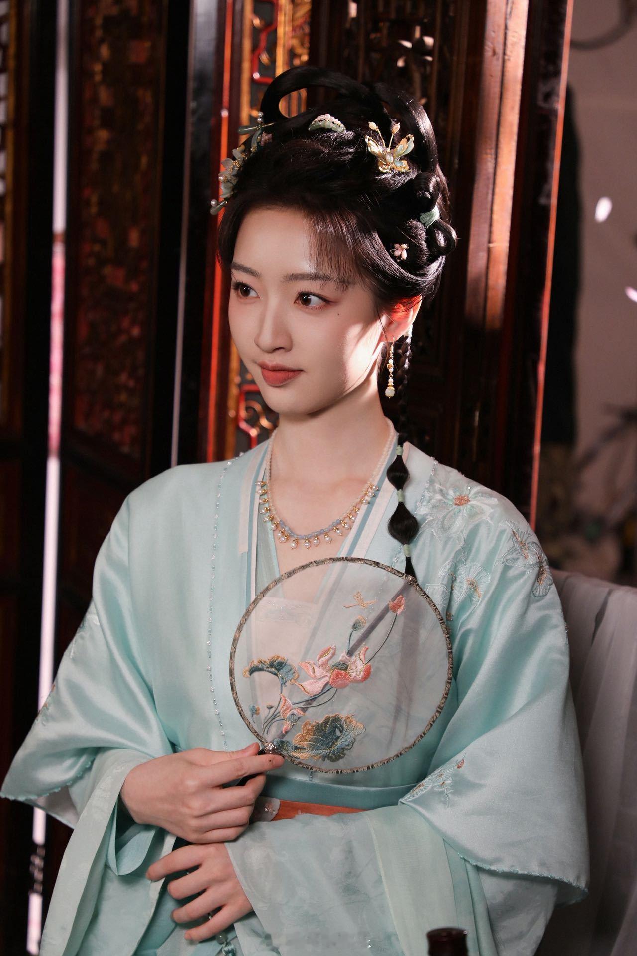 邓恩熙新剧一番女主由《庶女生存手册》改编的剧集《恰逢春》官宣主演阵容，邓恩熙担任