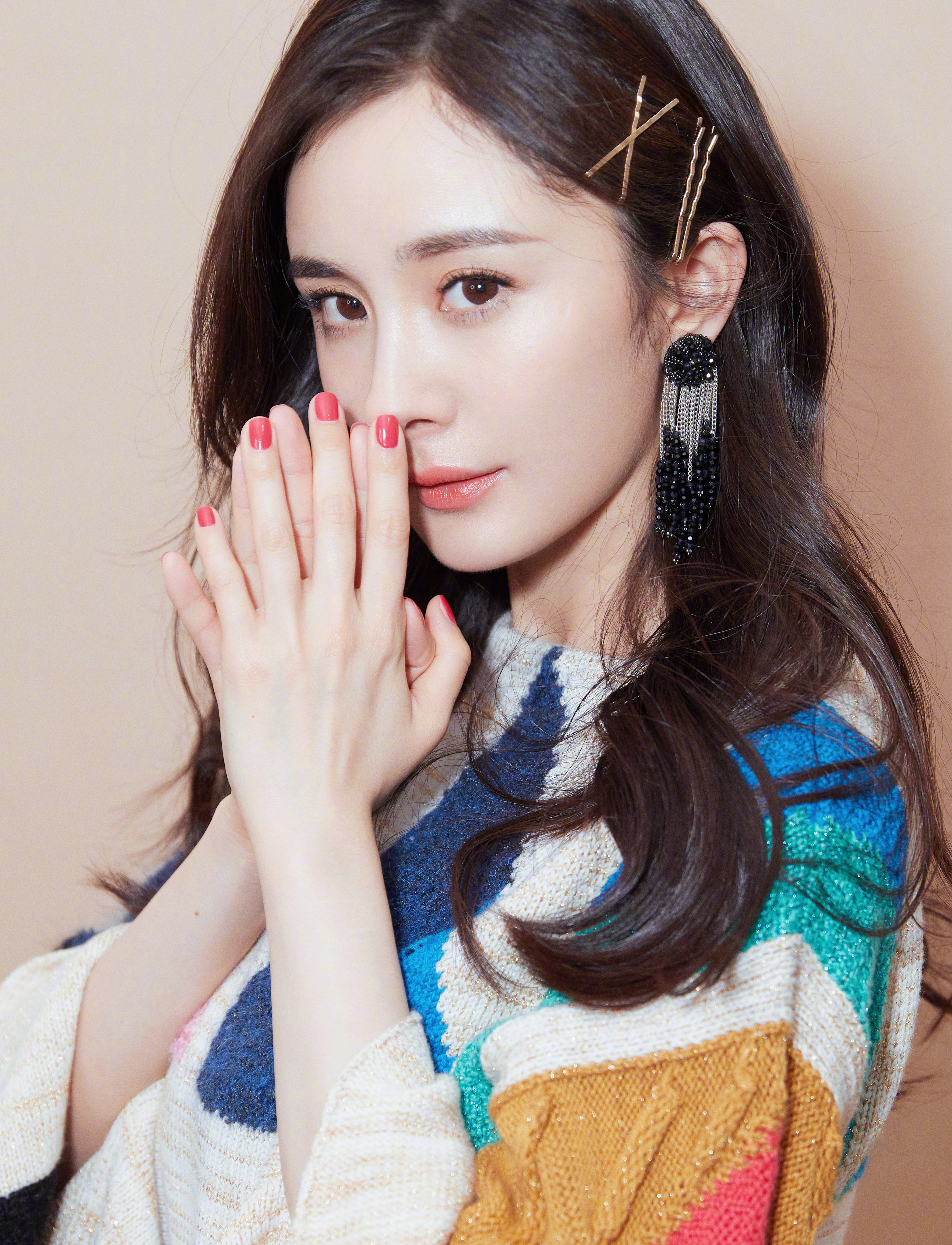 杨幂姐姐，彩虹色彩穿搭，魅力满满。杨幂