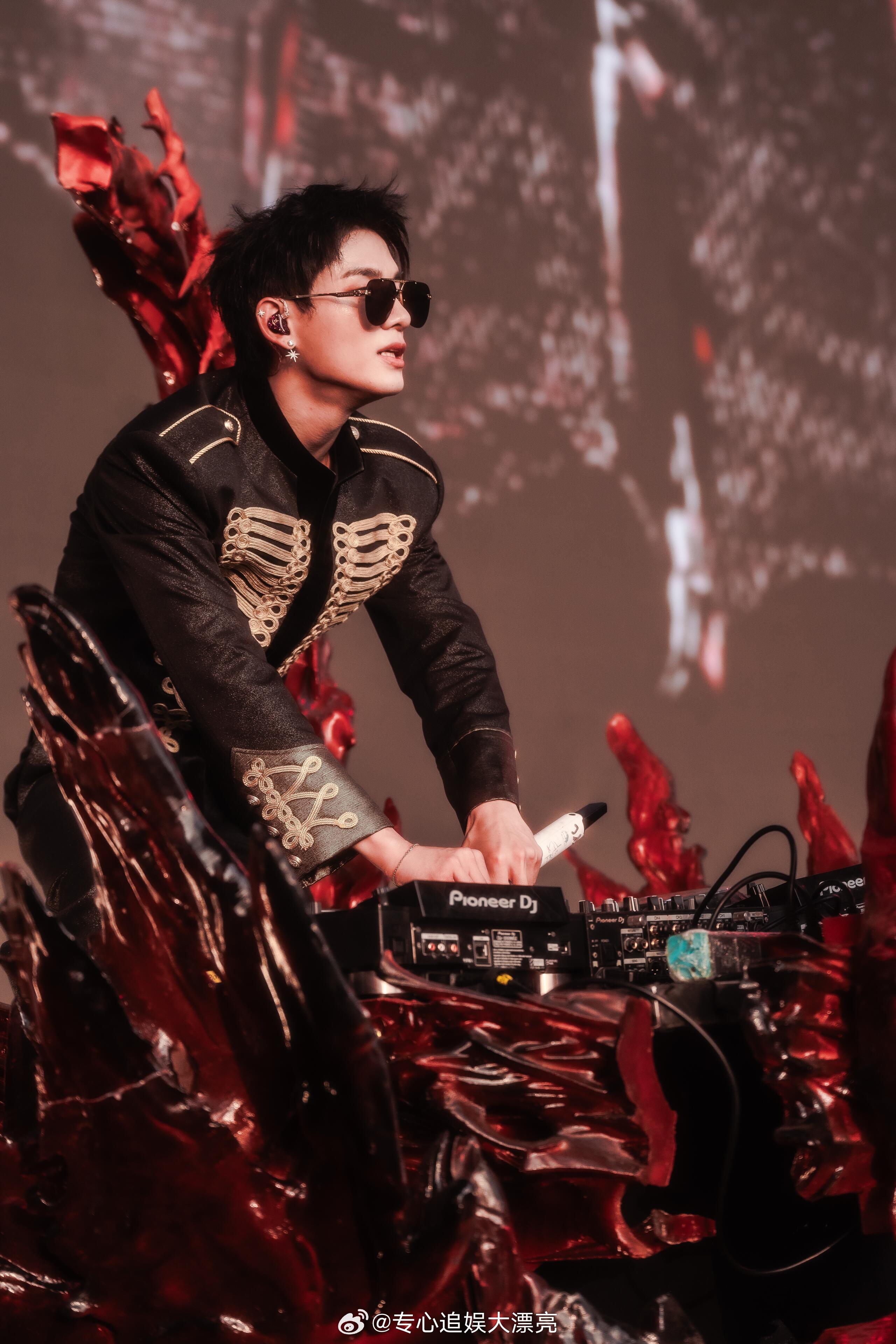 姚琛边跳舞边表演魔术看好看的男孩子跳舞简直是对眼睛的洗礼啊~ 