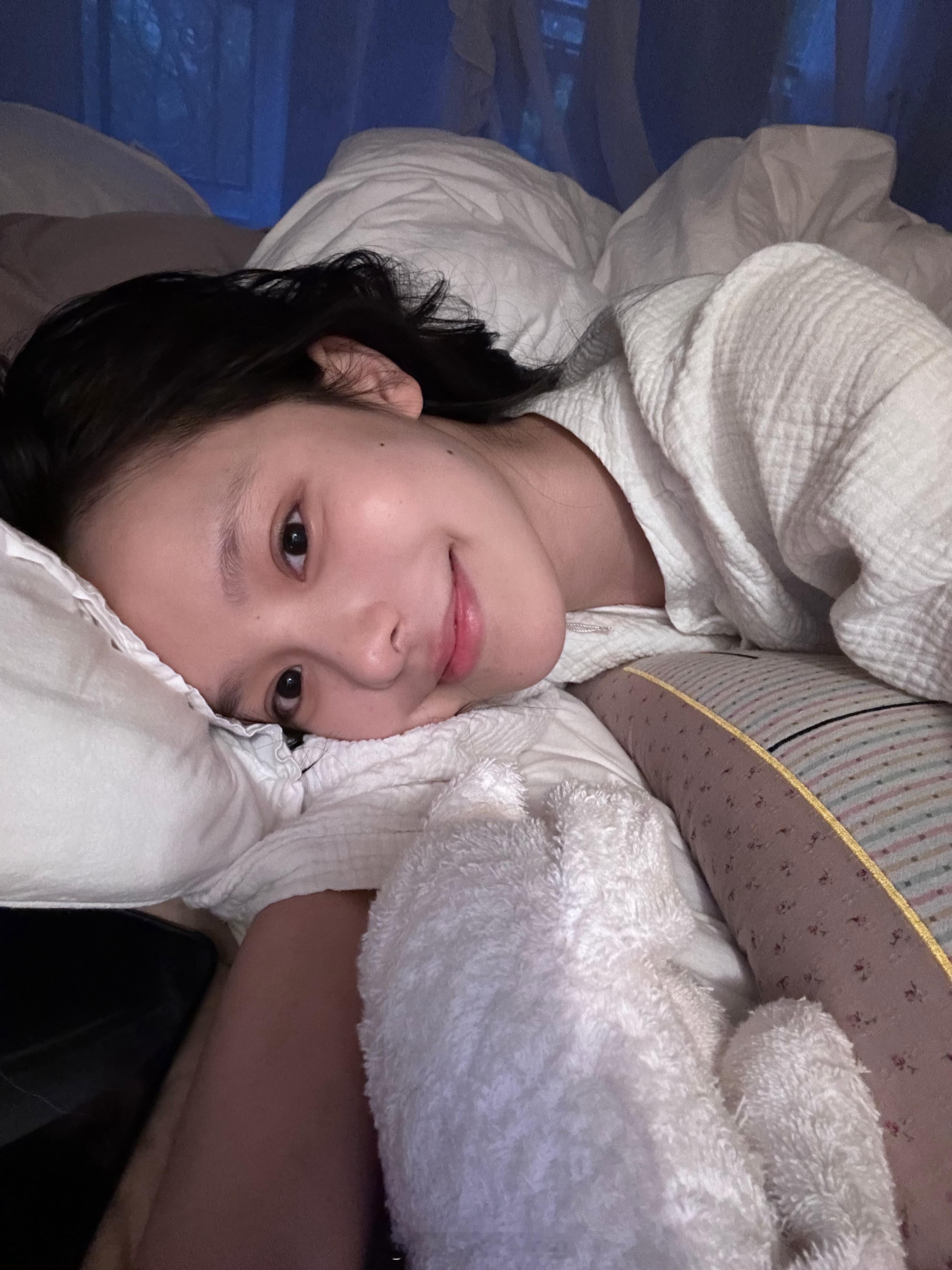 已经习惯了自己眼下有重重的黑眼睛存在了，昨天晚上自拍突然被自己的素颜惊艳到[允悲
