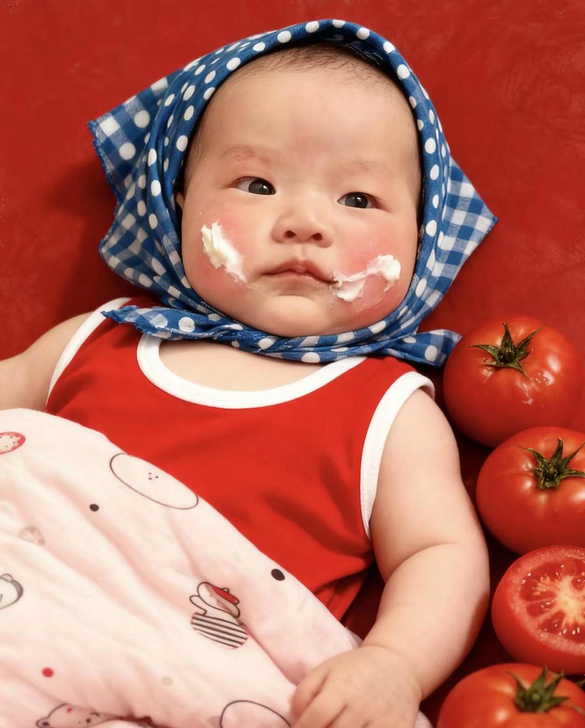 孙子一扑腾，老两口的腰杆子就直了。
饭桌上多双筷子，热气就没散过。
老人不图啥，