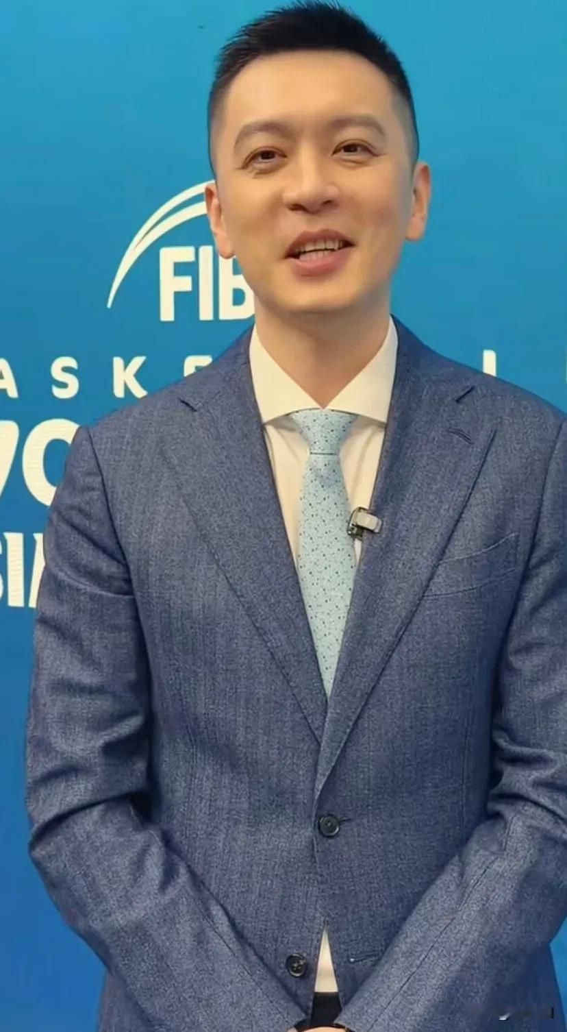 杨鸣这也是解说完中国队跟日本队的比赛，非常的激动，马上就更新了自己的抖音。杨鸣点