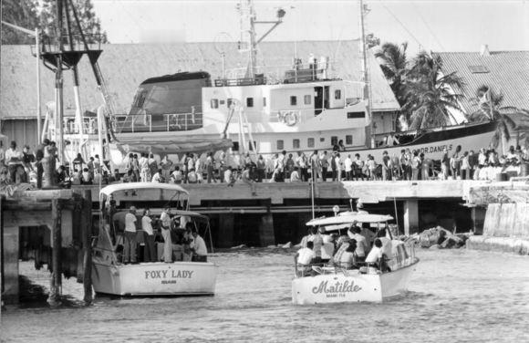 1980年，古巴的领导人卡斯特罗为了报复美国，竟然将 15万名罪犯以及精神病患者