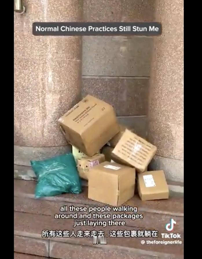 一段快递员把包裹堆在楼门口的视频，令外国网友惊叹：是有人在看着那些包裹，还是中国