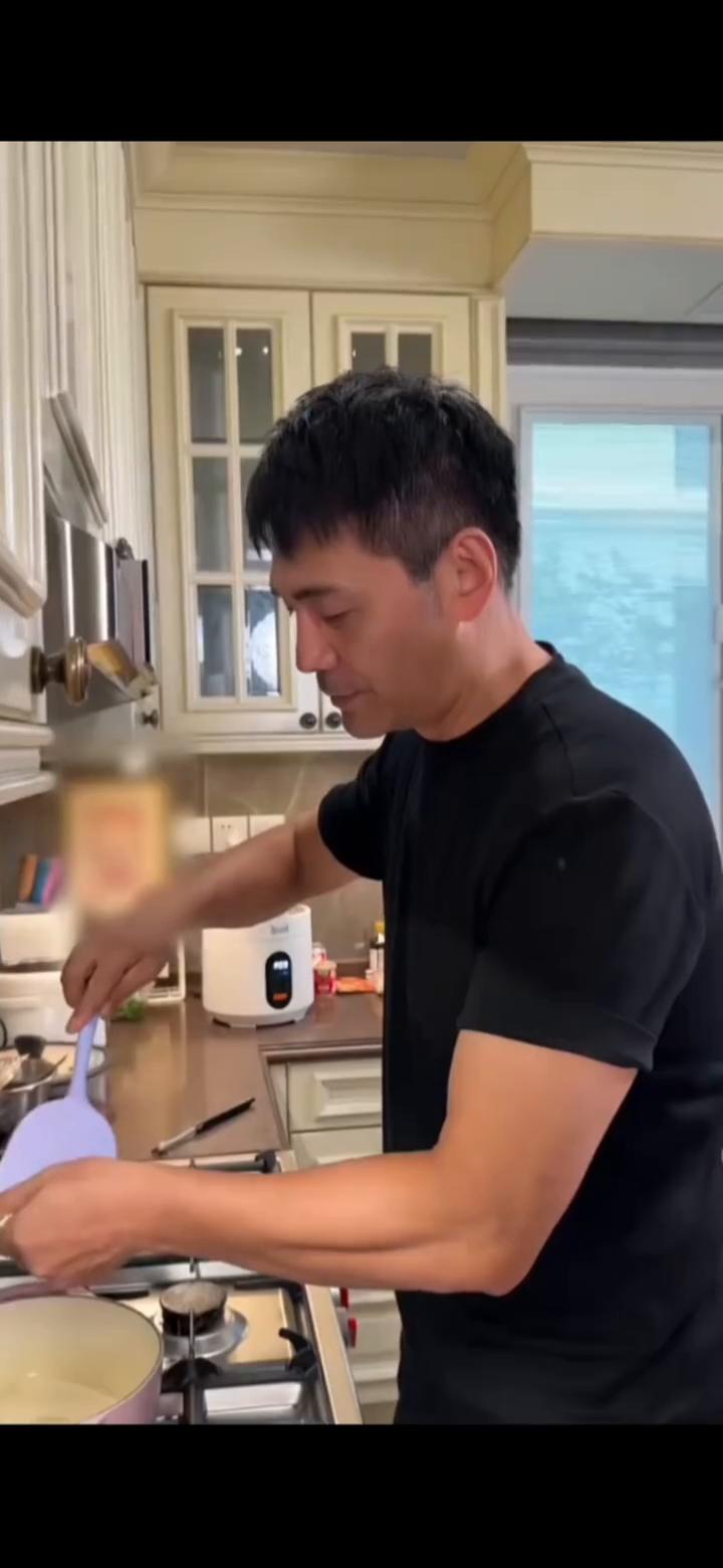 爱心小面：冬阴功海鲜乌冬面。
今天我想做一个冬阴功的面，程序还是一样，先来杯咖啡