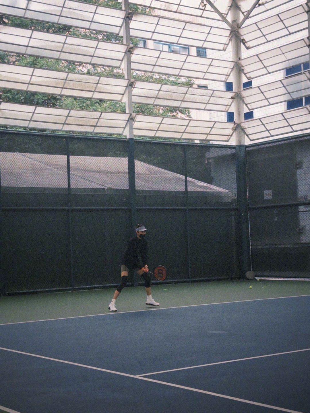关晓彤晒照打网球 学打网球🎾吸一吸大自然的能量～运动少女关晓彤上线啦！关晓彤晒