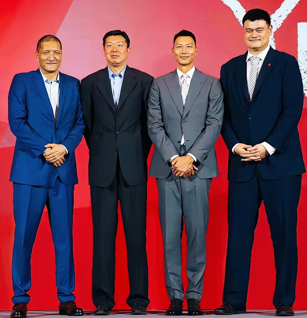 四大中锋，移动的长城！
四个人站一起，是不是也没有显得谁特别高，谁特别壮了！