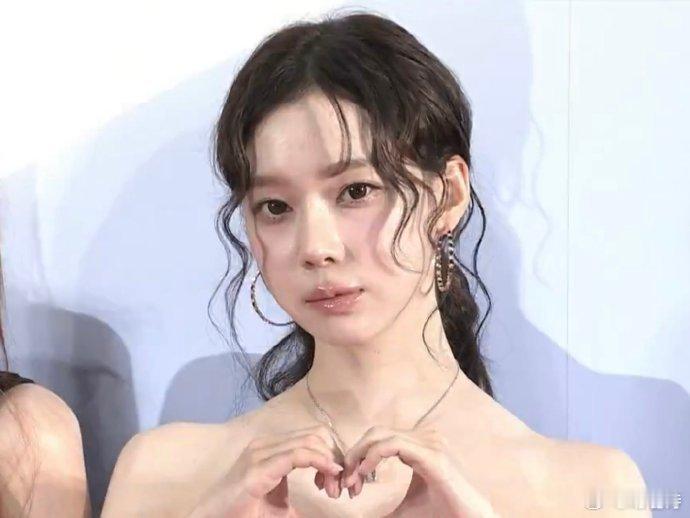 金玟庭超话｜ 门面主唱金玟庭特别美 状态太好了完全女神啊 ​​​