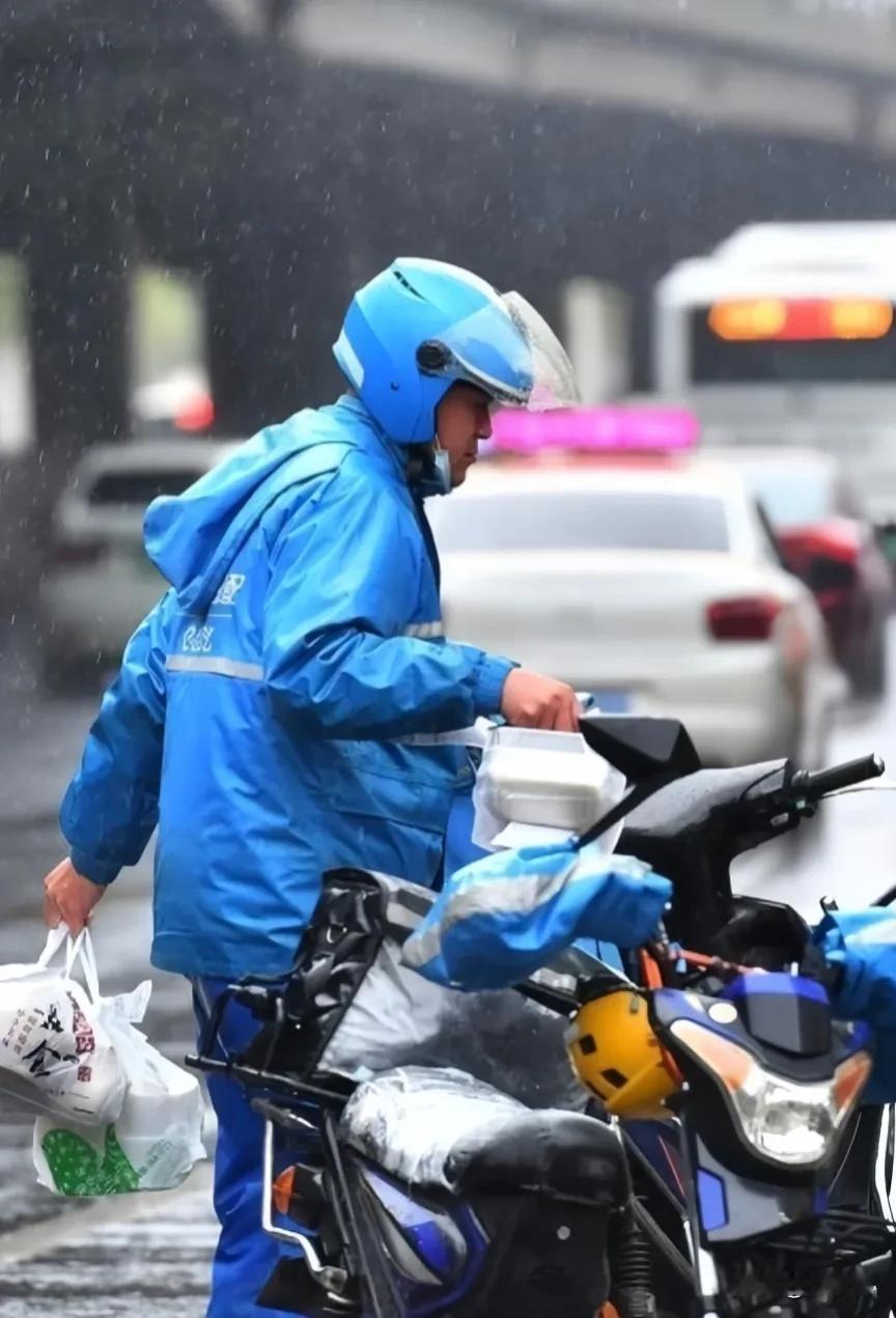 59岁外卖员死在了送餐路上，倒下那一刻，他的手里依然紧紧攥着外卖，担心餐食洒落被