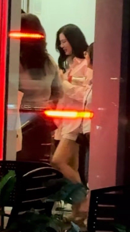 邝玲下班，白衬衫＋短裤 自从某小奥说喜欢姐姐穿短裤 就经常看到了 ​​​