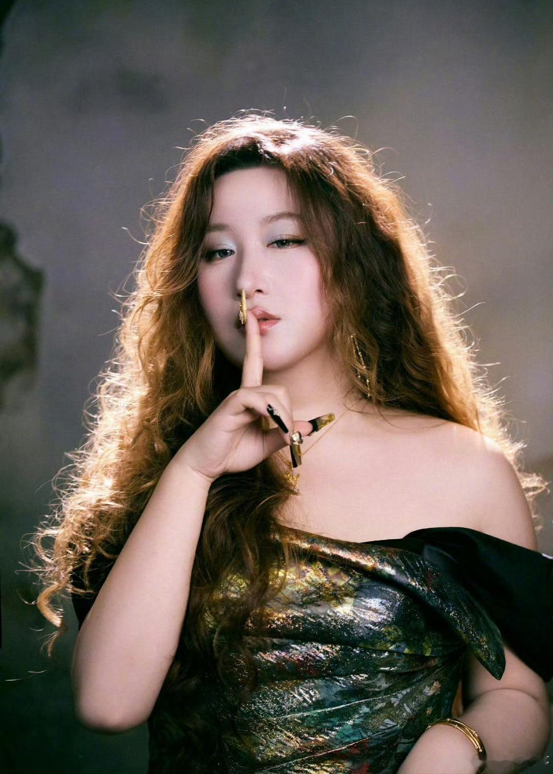 尤长靖锤娜丽莎伤心的人别听慢歌好适合啊啊啊啊！因为这两个人都不是伤人的人，小太阳