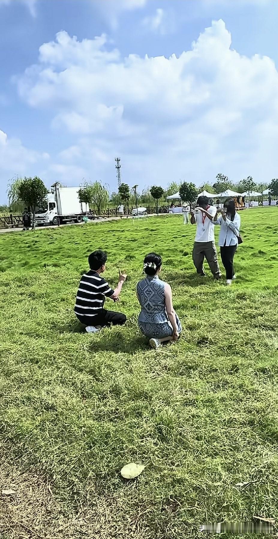 还记得当初那个拥抱，如今再看，物是人非，却又觉得一切都在慢慢安放。
 
草地清风