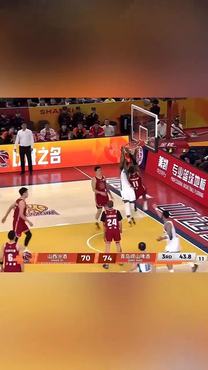 世纪同框。
这可能是一次在篮球历史上都罕见的世纪同框。在山西对阵青岛的比赛中，迪