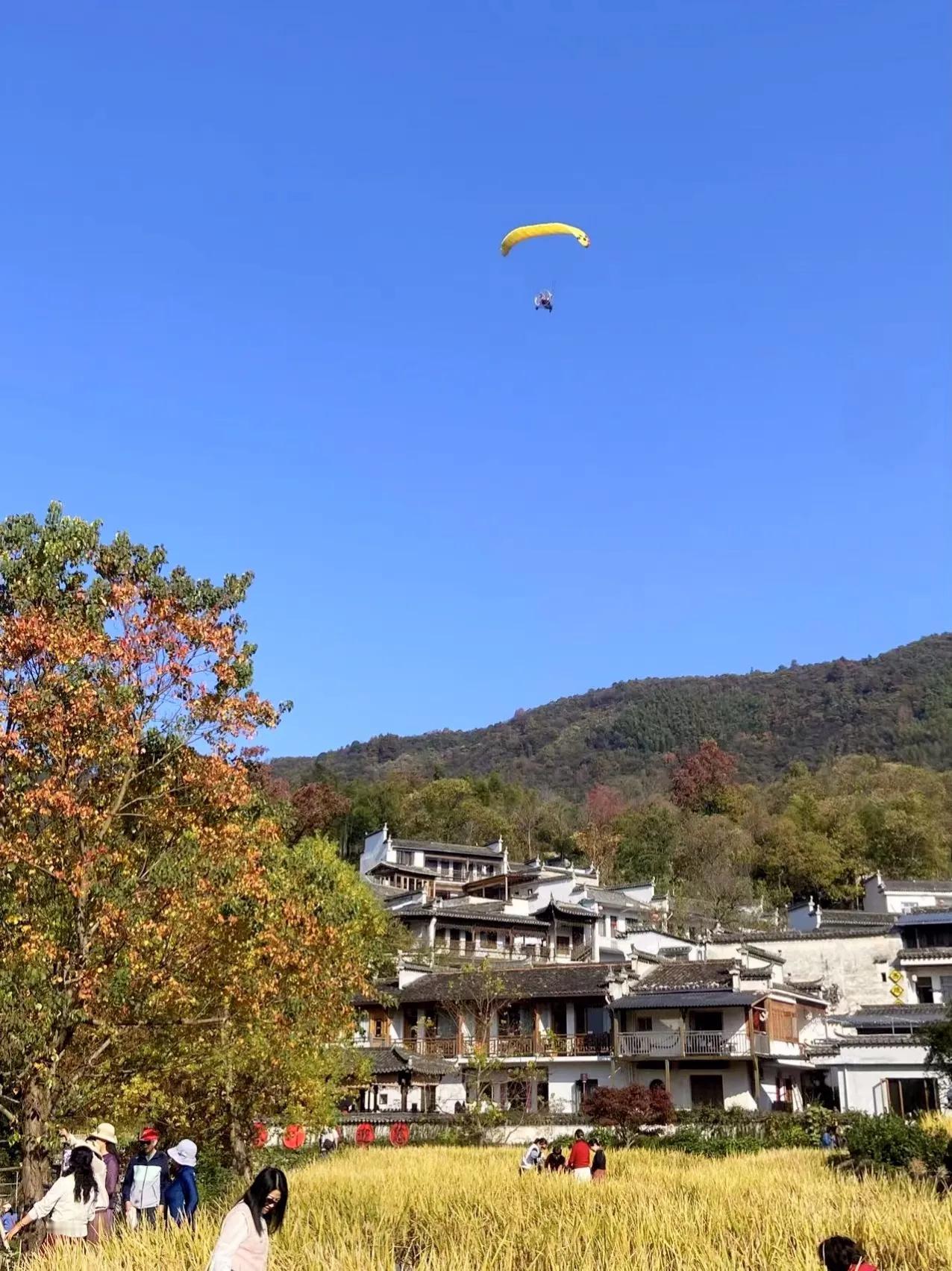 出门赏秋啦！近几年安徽黟县的塔川秋色火出圈，已经跟九寨沟，喀纳斯齐名，并列三大赏