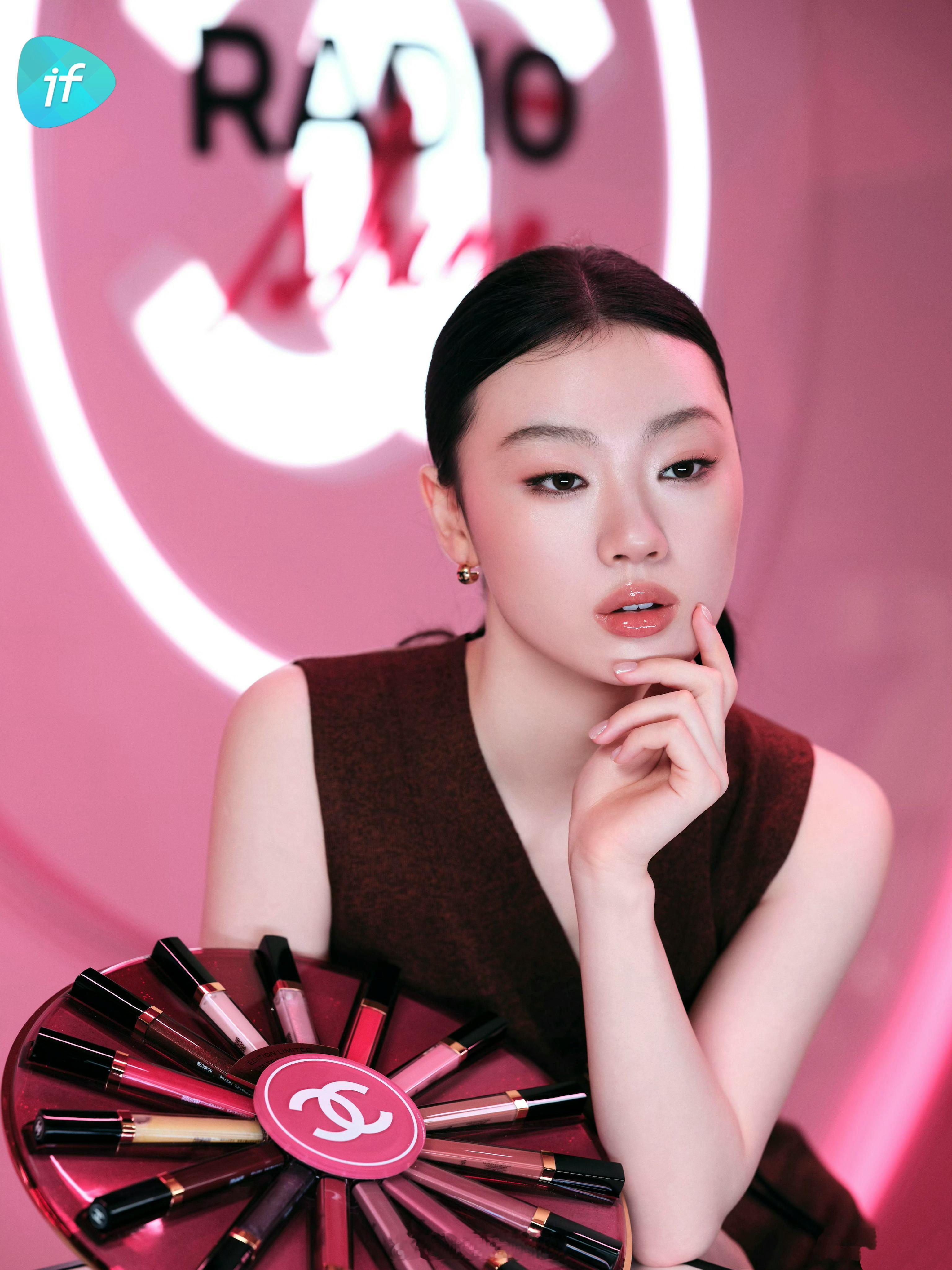 单依纯现身“香奈儿可可闪亮电台”，开启夏日缤纷色彩调频～一支 445 闪亮玫瑰色