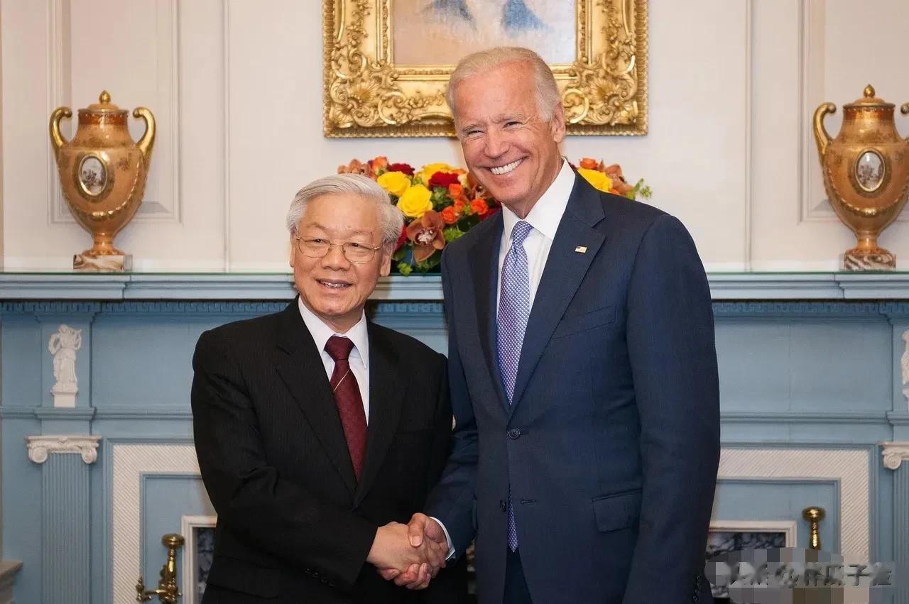 越南平替中国！美国总统拜登下大血本拉拢越南，据路透社消息，在跟随拜登访越的队伍当