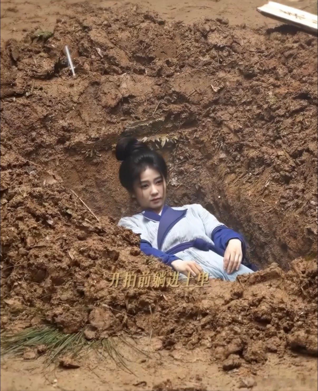白鹿叶璃亲手埋葬过往崩溃大哭 谁能不为白鹿的叶璃落泪！亲手埋葬过往时的崩溃大哭，