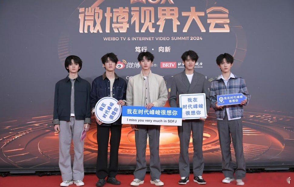 #登陆少年 我在时代峰峻很想你#哈哈哈哈是谁想到的！我在时代峰峻很想你，太搞笑啦