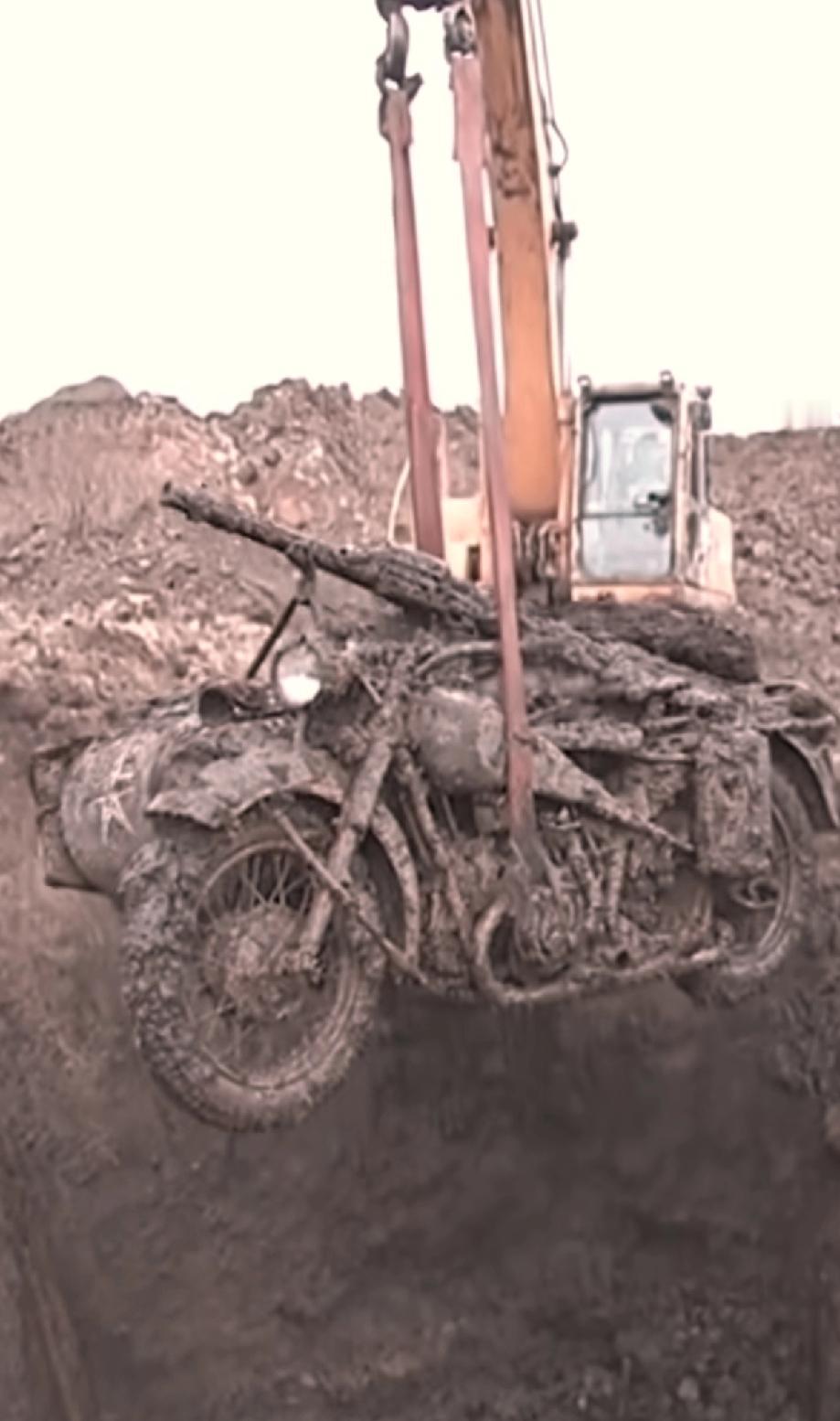 工地挖出1942年的摩托车，摩托车上的机枪清晰可见。从形状看是二战时期军用边三轮