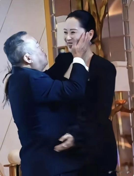 有洁癖的海清被曾志伟当众摸脸，全程礼貌回避太尴尬。

海清本身特别讲究还有洁癖，