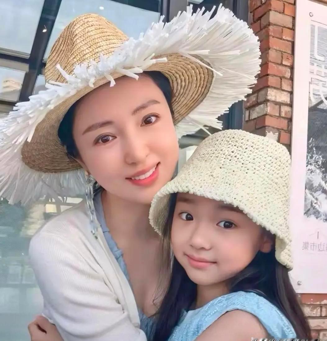 董璇女儿小酒窝，七岁走秀上热搜，镜头比作业本还多。
妈妈晒图，网友刷屏：这娃是娃