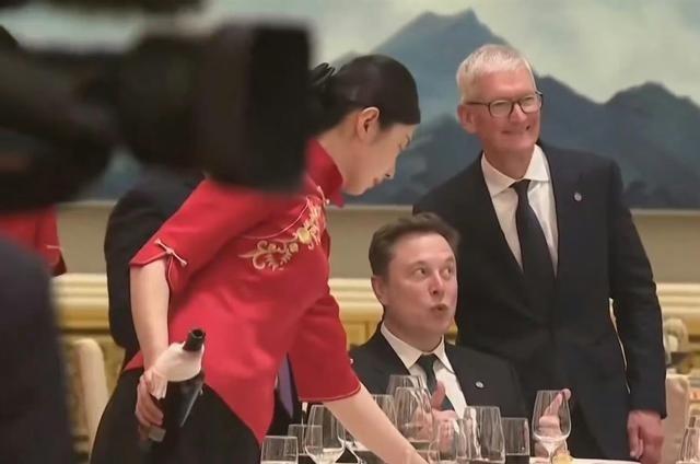 马斯克 、 库克和曹晖 合影！
先别急着看马斯克对镜头做鬼脸，真正该盯的是那张桌