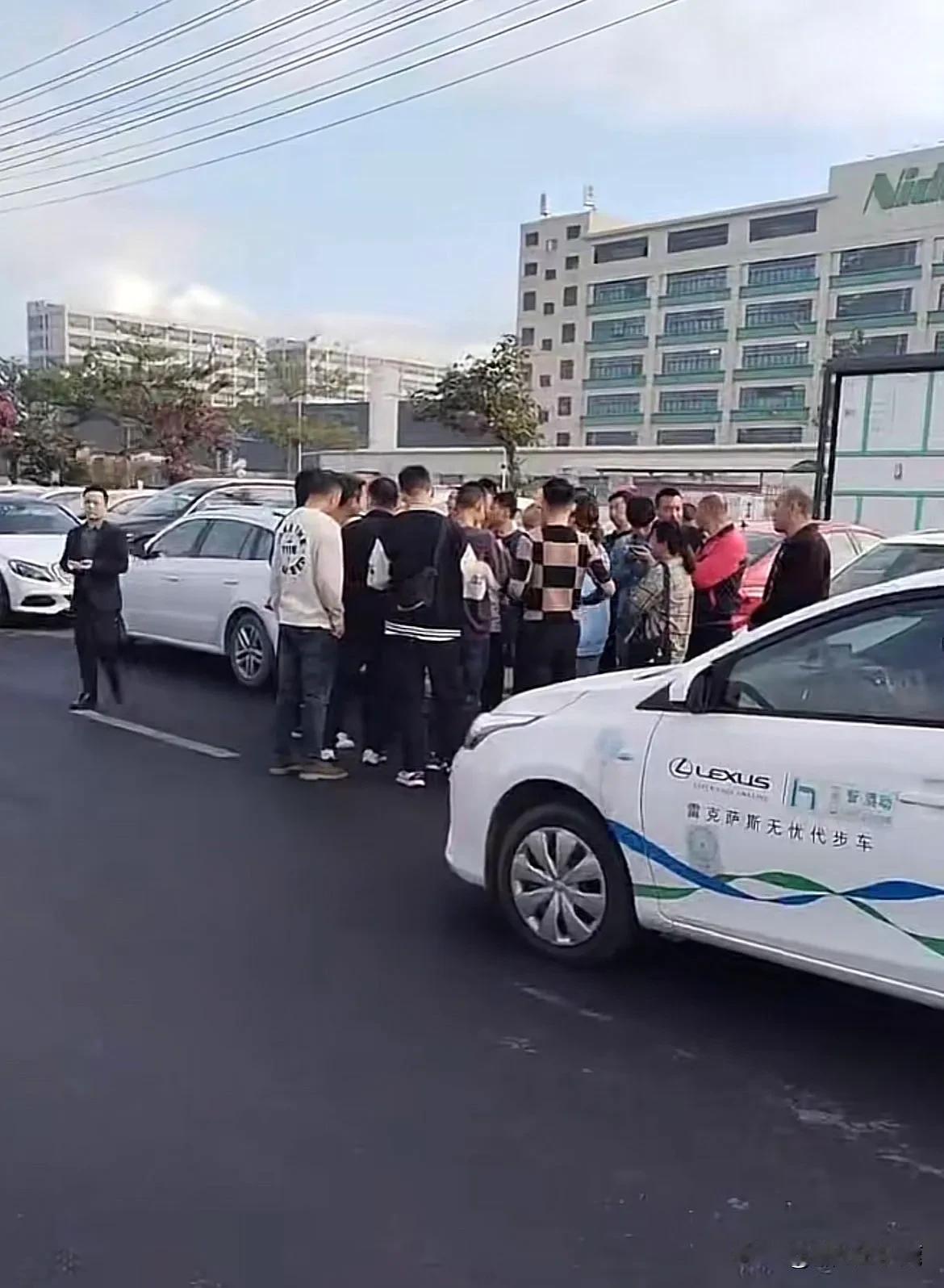 广东永奥集团老板跑路，
旗下80家4S店倒闭！
普通老百姓贷款买的车
去哪提车？