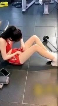 网络时代，小心自己无故中招，你看公共场所的摄像头不小心拍到这一幕时，是不是很尴尬