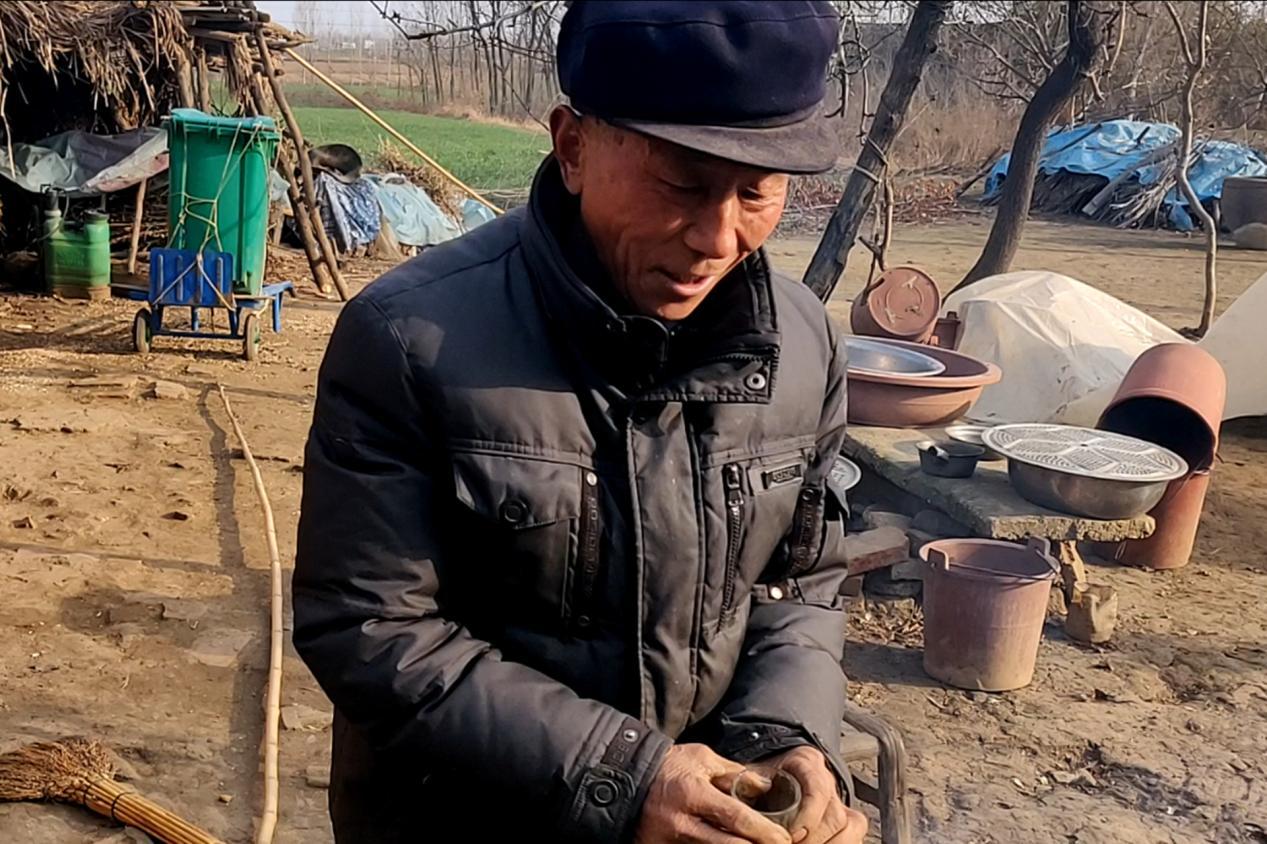 功亏一篑！贵州，一大爷因为热爱茅台酒，40多年前买下一箱藏在后院，如今女儿长大准