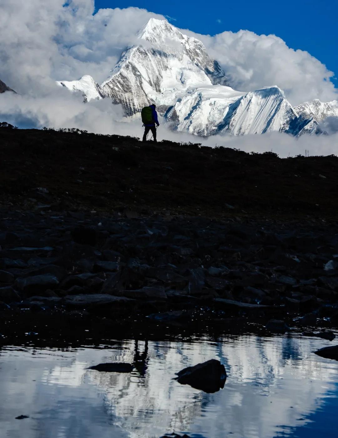 贡嘎山脊线
贡嘎山脊线介绍贡嘎山脊线是一条位于四川省甘孜藏族自治州的高海拔徒步路