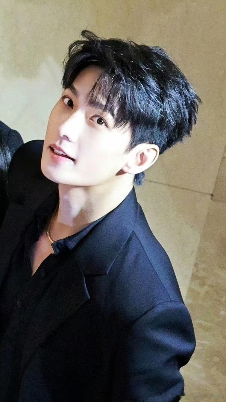 杨洋晚宴人气想起那一次黑西装，三楼俯拍帅到爆！杨洋