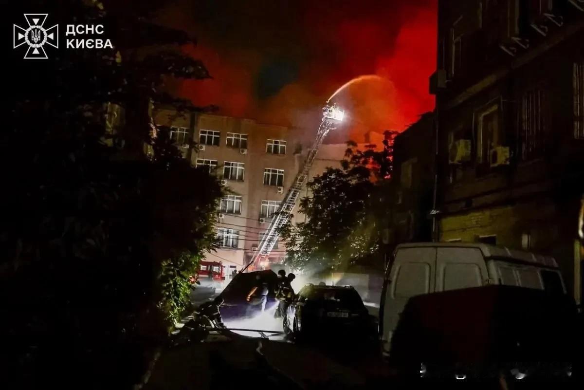 7月2日凌晨，基辅的夜空被接连不断的爆炸声撕碎。俄军发起新一轮多兵种联合空袭，导